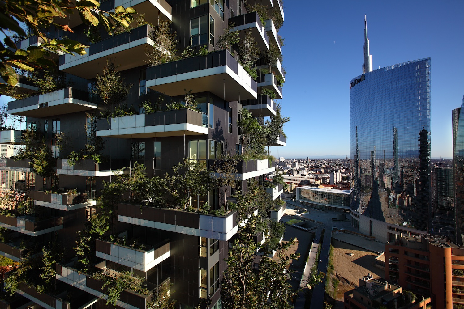 Architettura contemporanea e verde nel panorama di Milano