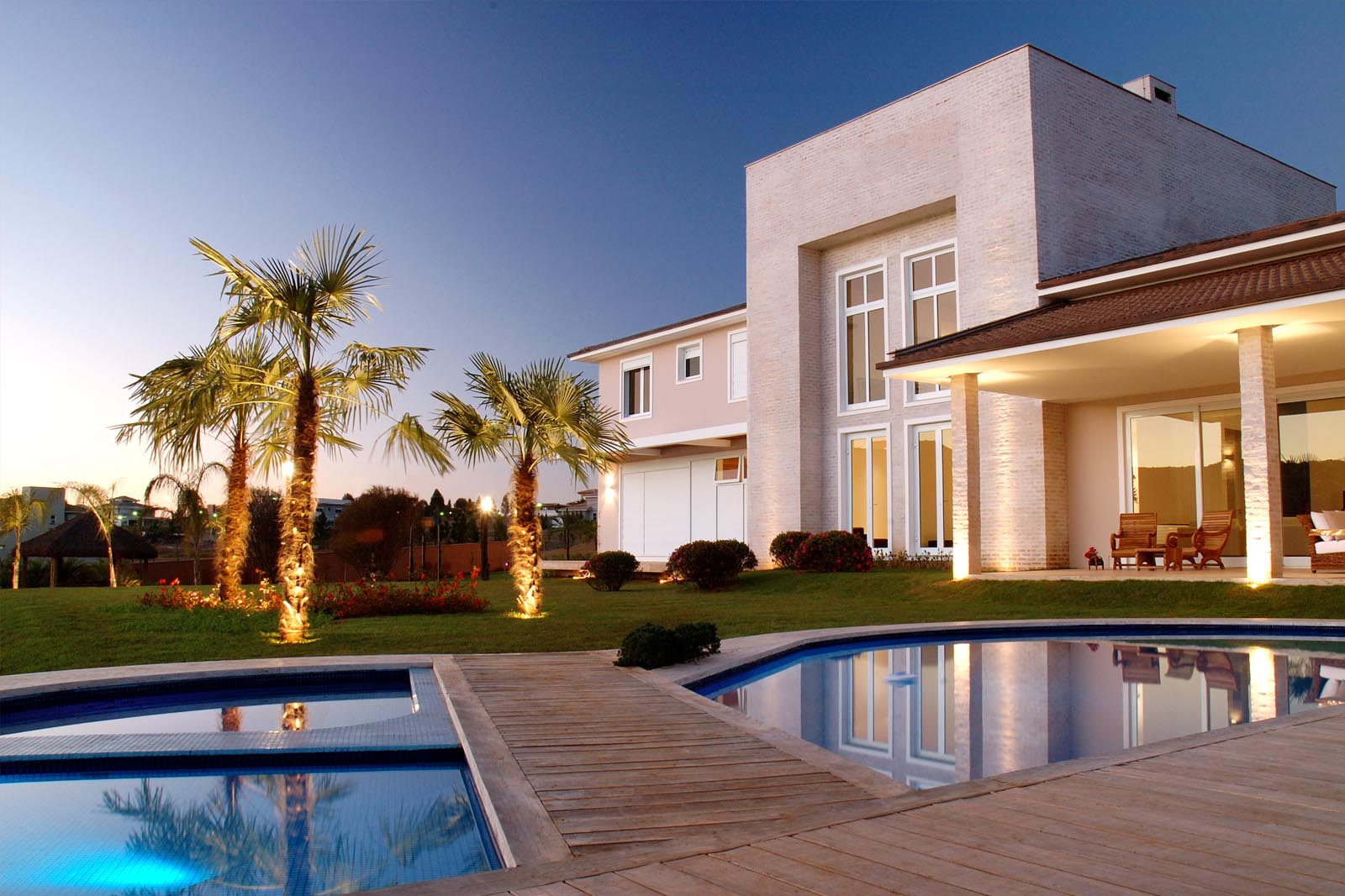 Architettura residenziale, giardino e piscina al crepuscolo